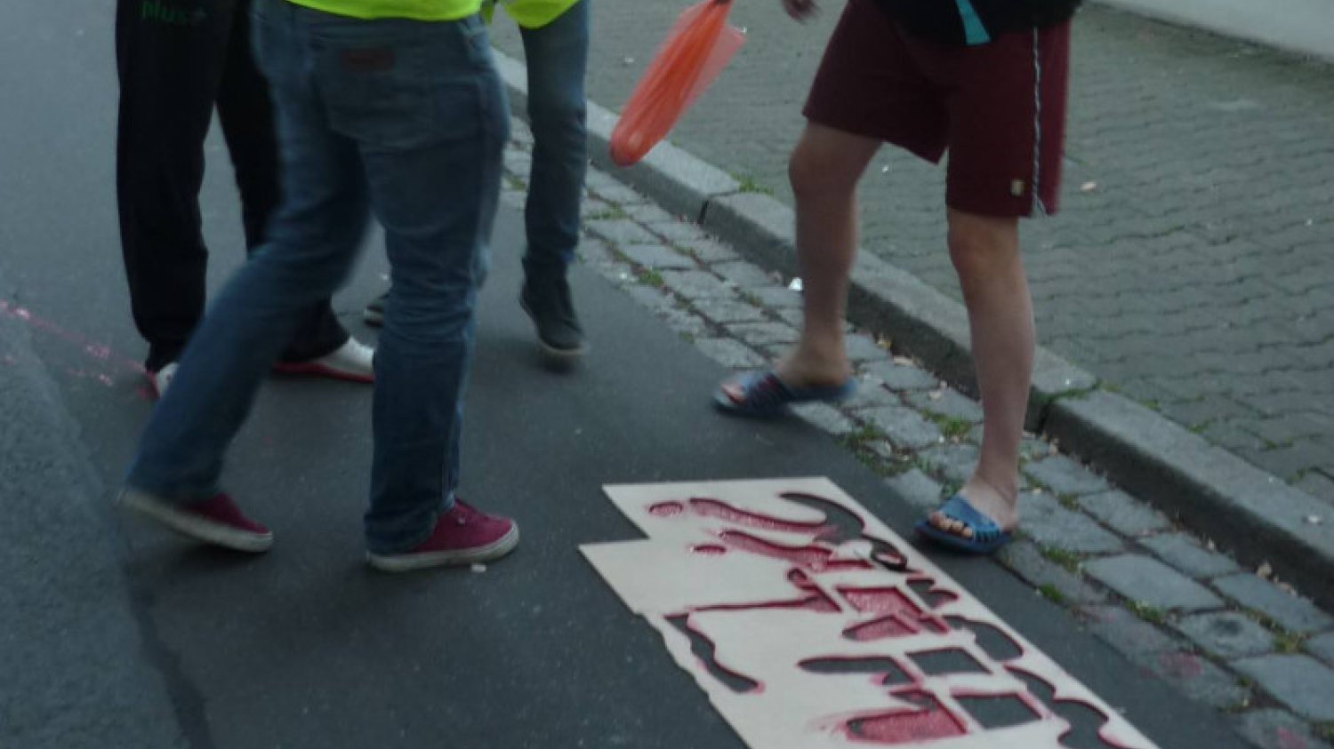 To jego gonili dyplomaci w klapkach. "Malarz" sprzed ambasady w Berlinie planuje kolejne happeningi.