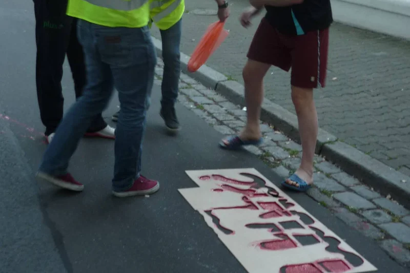 To jego gonili dyplomaci w klapkach. "Malarz" sprzed ambasady w Berlinie planuje kolejne happeningi.