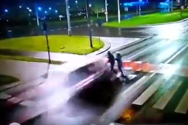 Śmiertelny wypadek w Toruniu. Kierowca na przejściu dla pieszych potrącił dwie osoby.