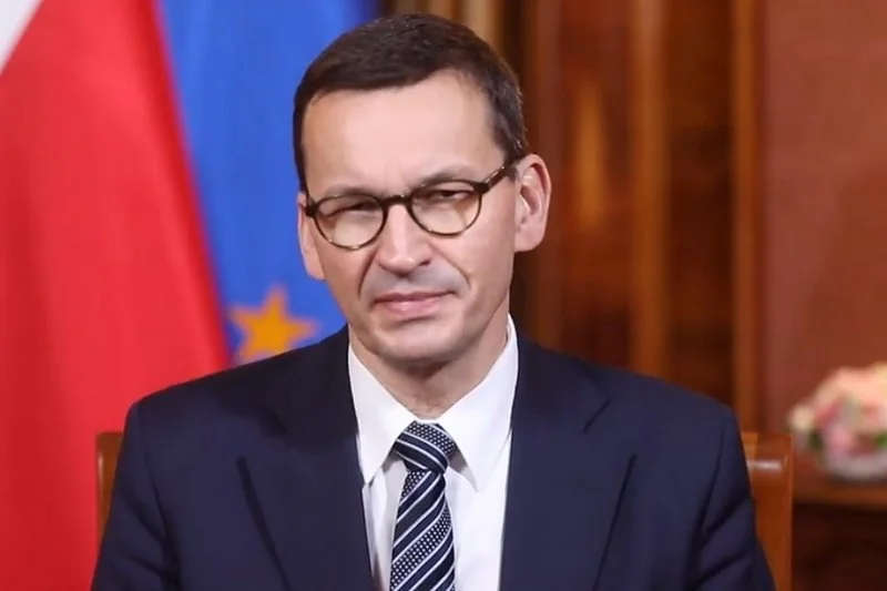 Partia Razem grafiką z Morawieckim ostrzega Polki przed planami rządu.