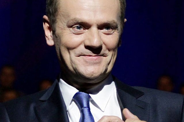 Przewodniczący Rady Europejskiej Donald Tusk może się cieszyć, bo nawet w "Wiadomościach" prezentują sondaż, w którym przewaga między PiS a PO jest minimalna