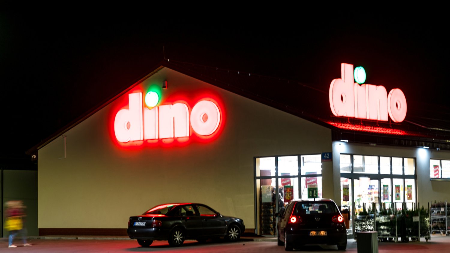 Pracownicy Dino nie mogą wziąć 2-tygodniowych urlopów latem. Dlaczego? Dino zakazuje urlopów latem? Afera z polską siecią sklepów