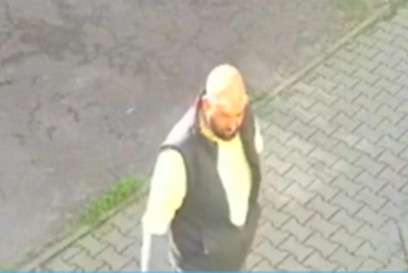 Policja szuka mężczyzny, który okradł powstańca. Pokazano zdjęcie z kamer.