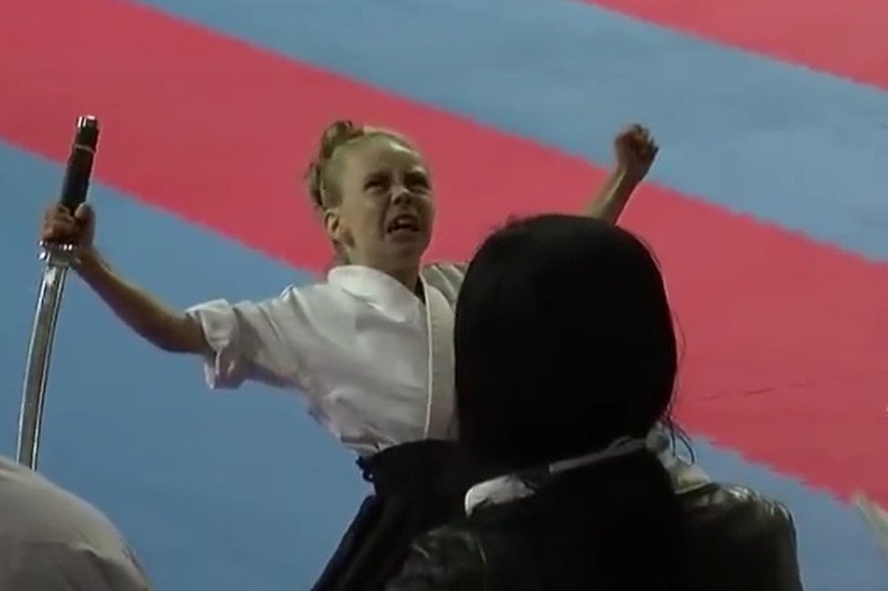 Karate show w wykonaniu małej Jesse.