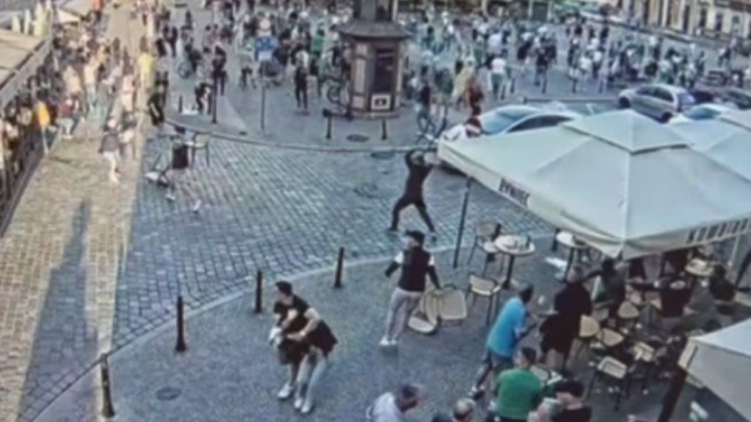 Niecodzienne sceny w centrum Wrocławia. Kibice starli się na placu Solnym. Bójka we Wrocławiu. Kibice rzucali w siebie butelkami i krzesłami.