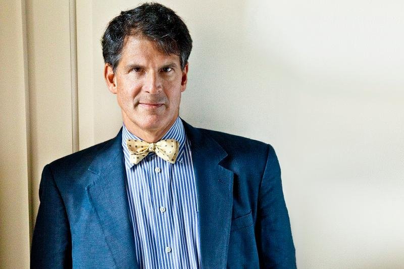 Eben Alexander – neurochirurg, autor książki "Dowód", w której opowiada o tym, jak będąc w śpiączce przez kilka dni oglądał niebo.