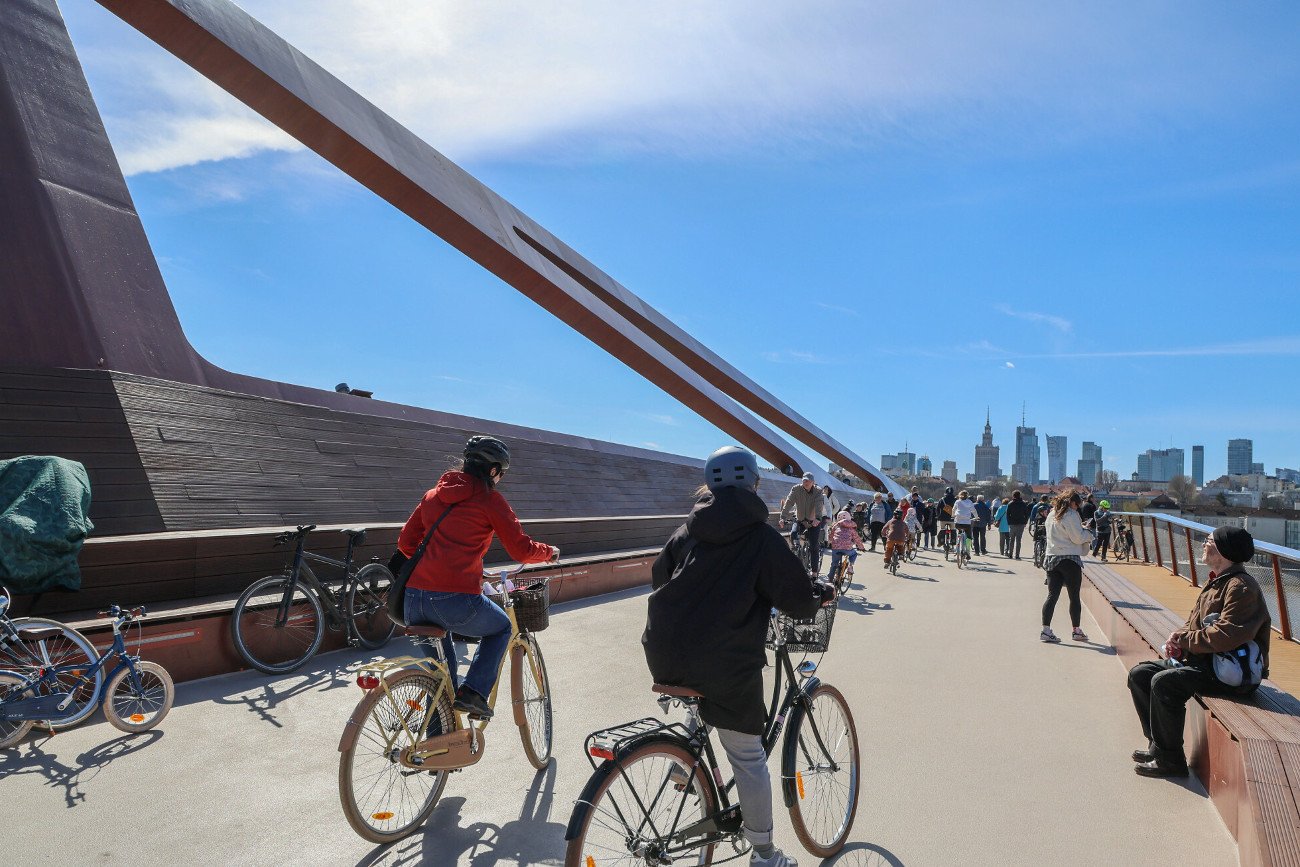 Most pieszo-rowerowy w Warszawie łączy Powiśle z Pragą Północ, na wysokości ulic Karowej i Okrzei.