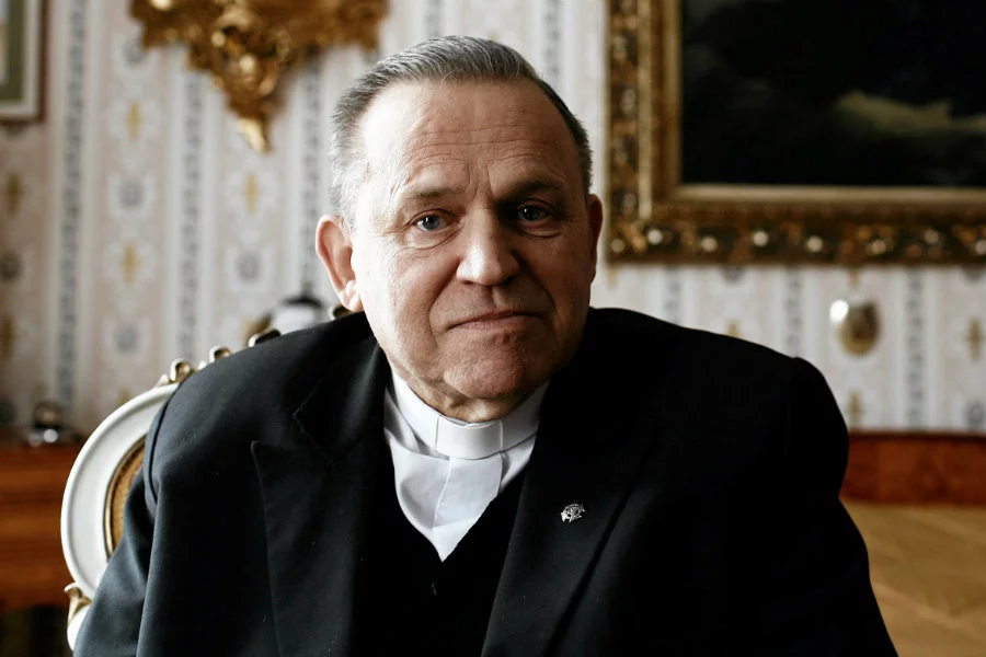 Ktoś oblał czerwoną farbą pomnik prałata Jankowskiego w Gdańsku.