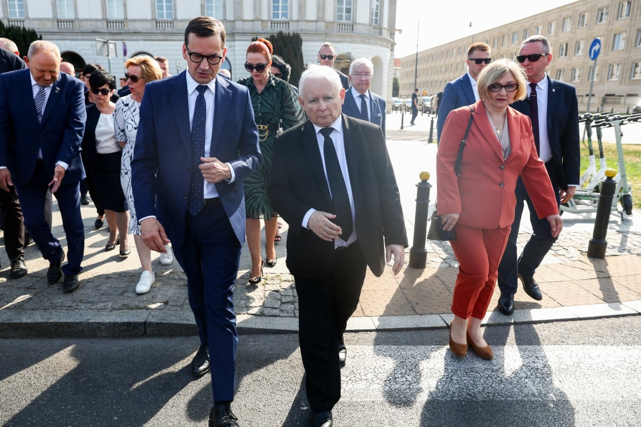 Premier Mateusz Morawiecki i wicepremier Jarosław Kaczyński idący ulicą.