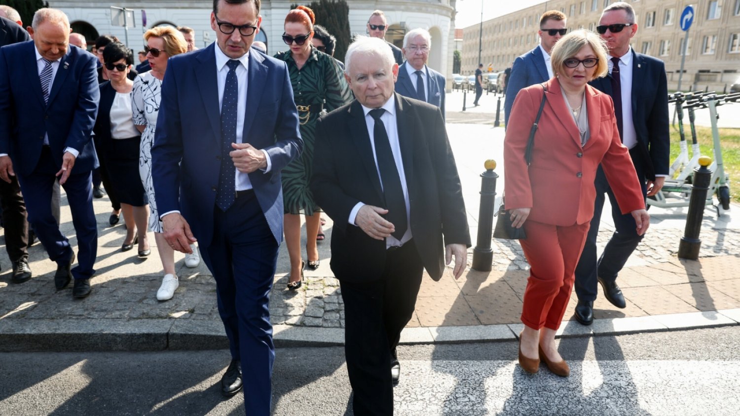 Premier Mateusz Morawiecki i wicepremier Jarosław Kaczyński. Premier Mateusz Morawiecki i wicepremier Jarosław Kaczyński idący ulicą.