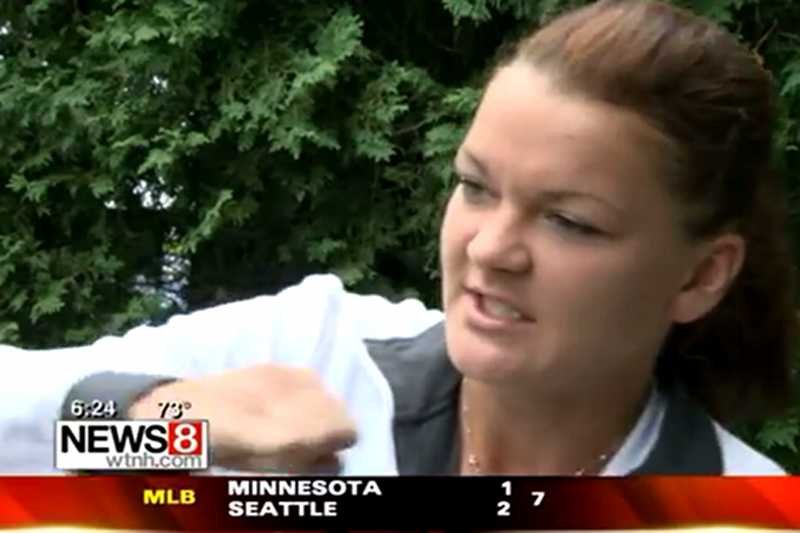 Agnieszka Radwańska walczy z pszczołą