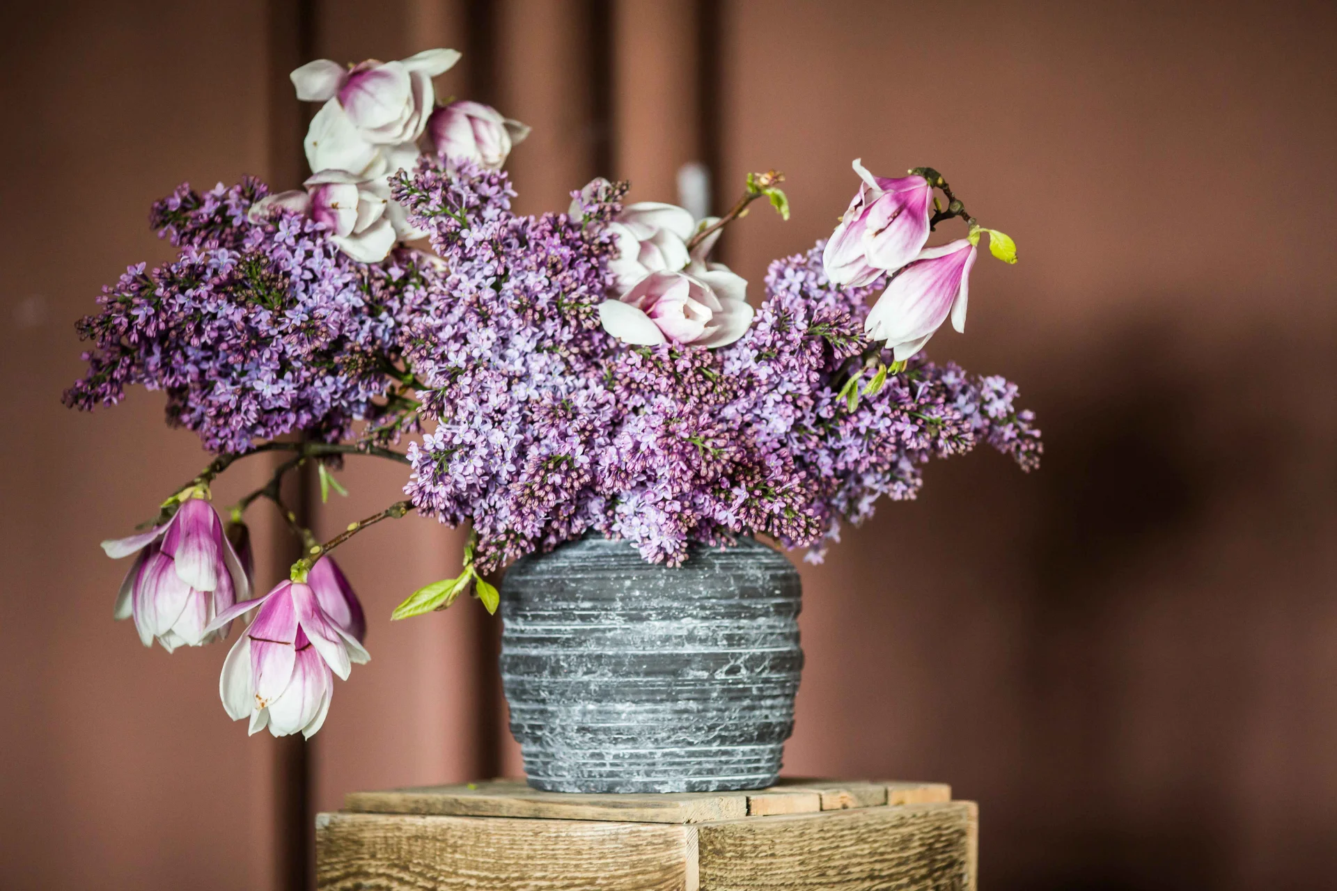 Bez, magnolia, tulipany - bukiet jak z obrazu, a wykonanie jest banalnie proste: wkładamy gałązki magnolii, wolne miejsce wypełniamy bzem i gdzieniegdzie przetykamy tulipanami.