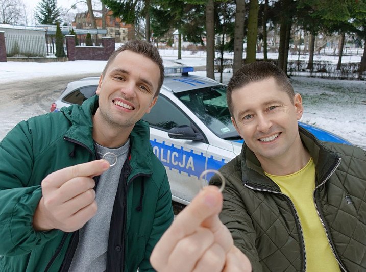 Jakub i Dawid zatrzymani przez policje. Musieli udowodnić swoje małżeństwo.