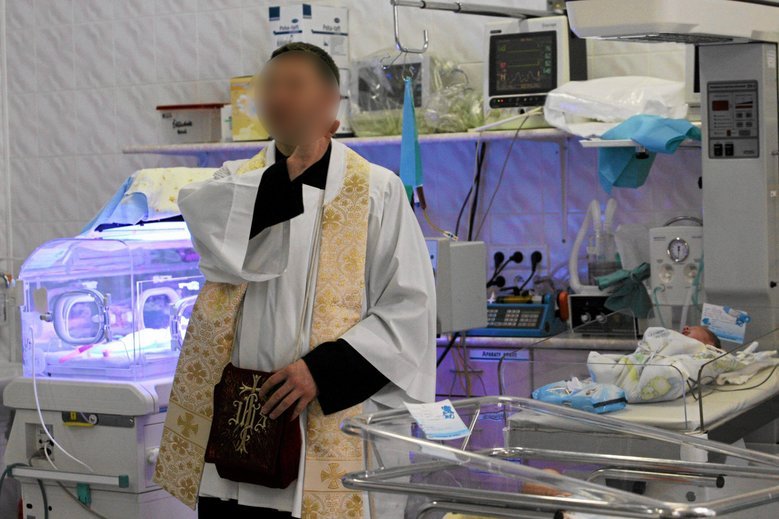 Odwiedziny szpitalnego kapelana to dla pacjentek może być sytuacja krępująca.