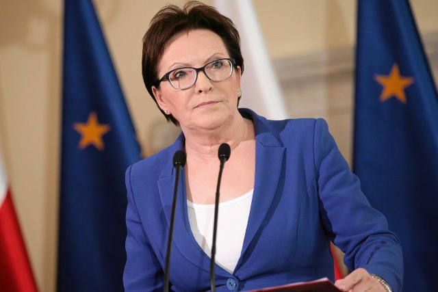 W kwietniu 2010 r. minister Ewa Kopacz jako ochotniczka pojechała do Moskwy, by towarzyszyć rodzinom ofiar katastrofy lotniczej w procesie identyfikacji zwłok. Dziś nie chce już rozmawiać o Smoleńsku.