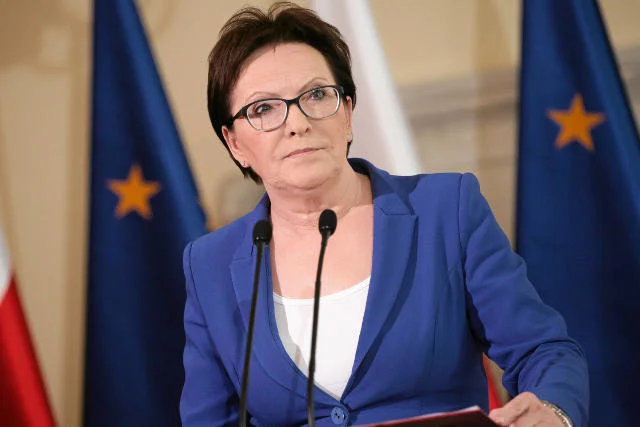 W kwietniu 2010 r. minister Ewa Kopacz jako ochotniczka pojechała do Moskwy, by towarzyszyć rodzinom ofiar katastrofy lotniczej w procesie identyfikacji zwłok. Dziś nie chce już rozmawiać o Smoleńsku.