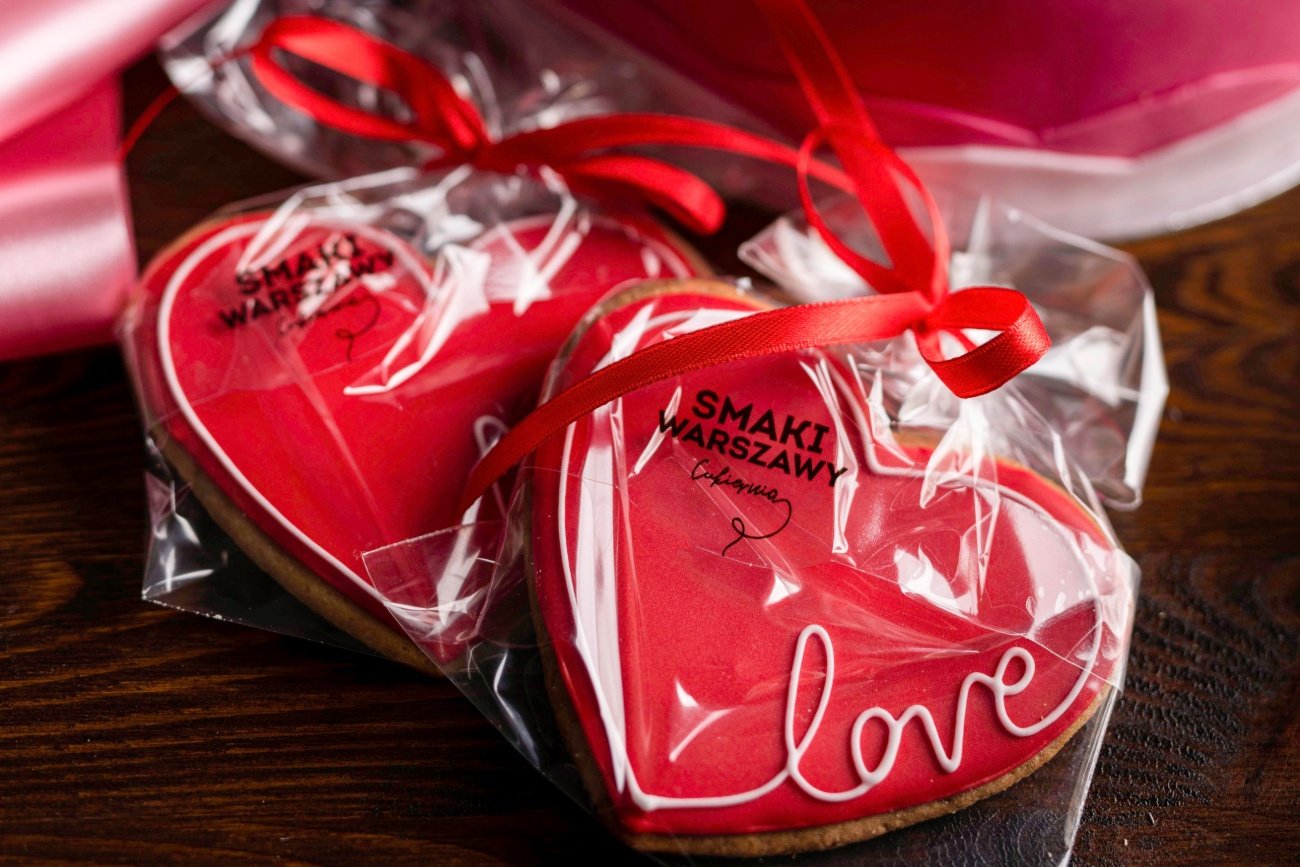 W tym roku popularna cukiernia Smaki Warszawy, nad którą pieczę sprawują mistrzowie cukiernictwa (Bogusław Buczek i Konrad Wesołowski), przygotowała z okazji Walentynek świąteczne menu z 4 deserami, które mają zadowolić podniebienia zakochanych par