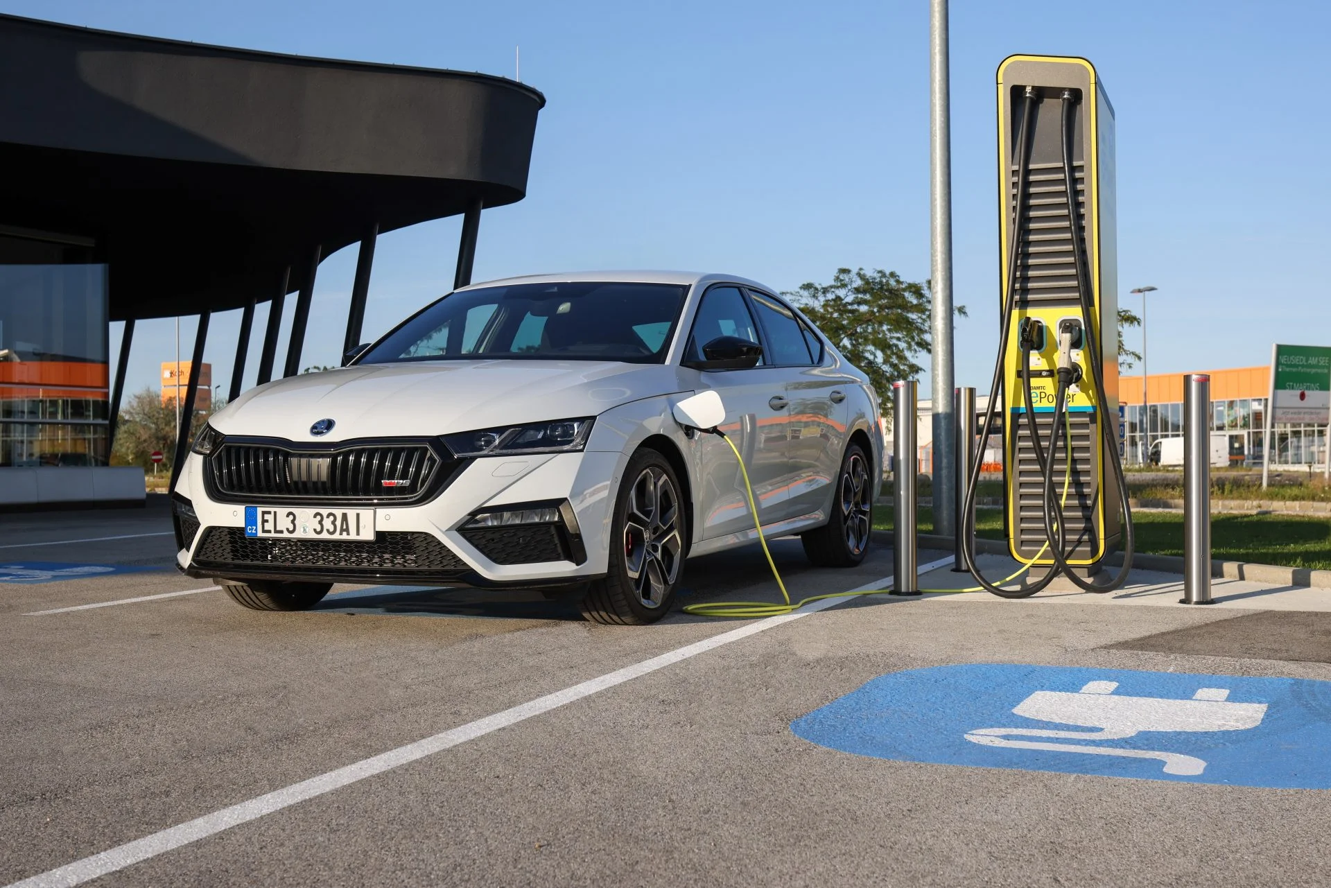 Hybrydy typu plug-in można ładować z domowego gniazdka albo z miejskich ładowarek. Taka jest nowa Škoda Octavia iV oraz RS iV.