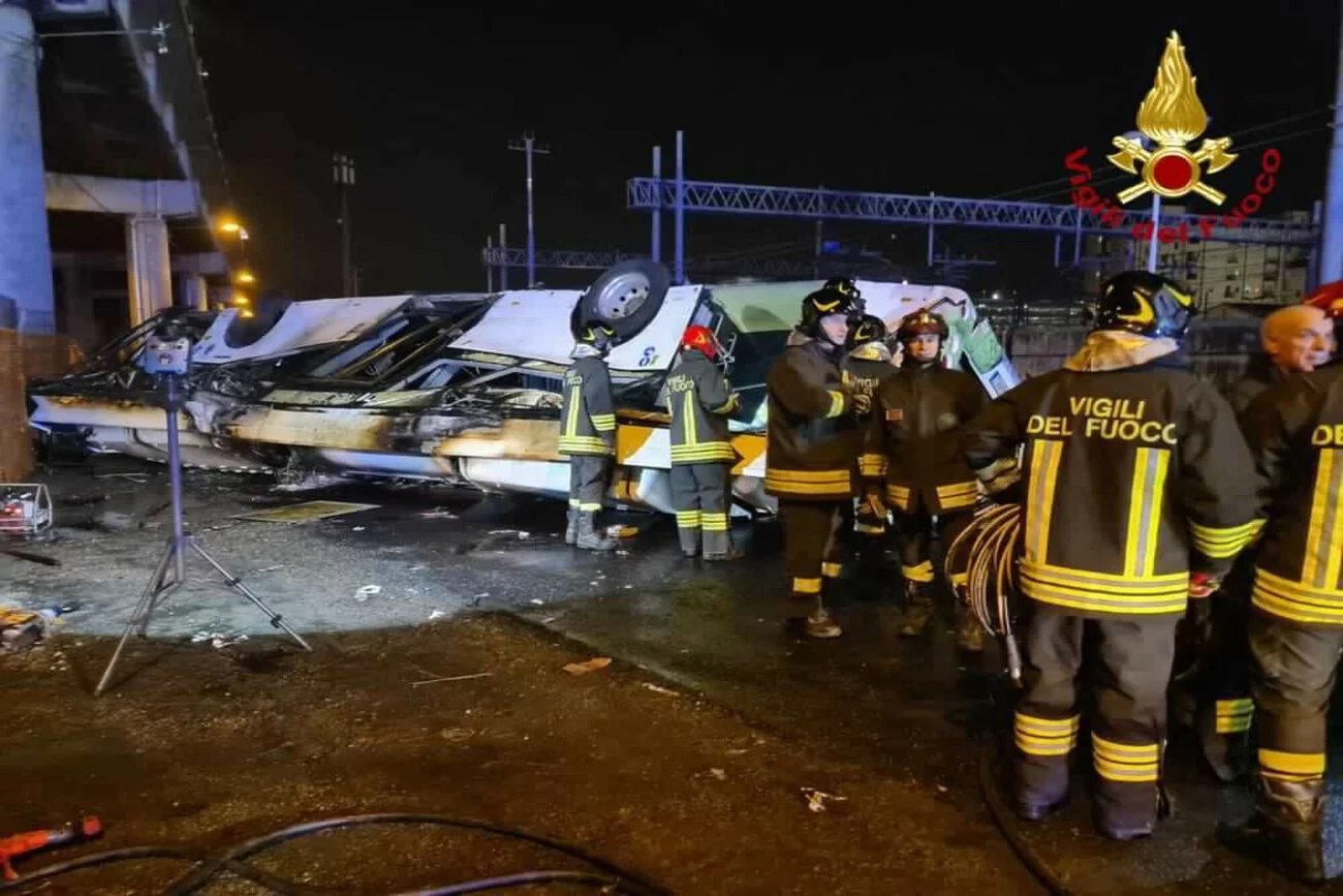 Niedaleko stacji kolejowej autobus z pasażerami spadł z wiaduktu, a potem się zapalił.