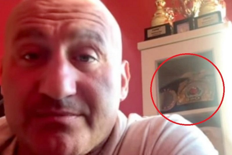 Marcin Najman trzyma w mieszkaniu pas należący do Przemysława Salety.