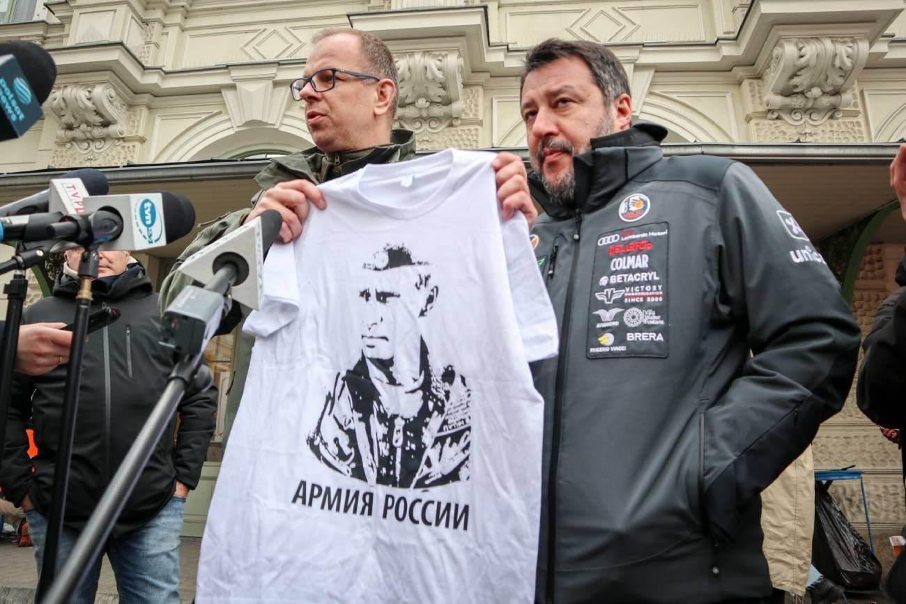 Matteo Salvini dostał od prezydenta Przemyśla t-shirt z Putinem