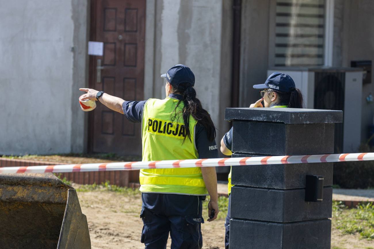 Dwie policjantki przed domem