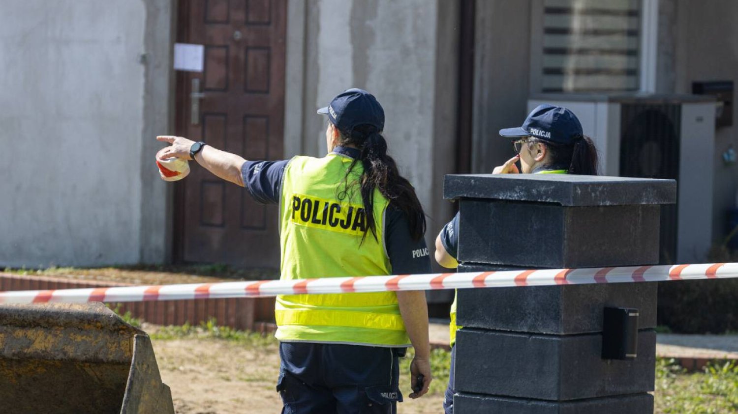 Dwie policjantki przed domem