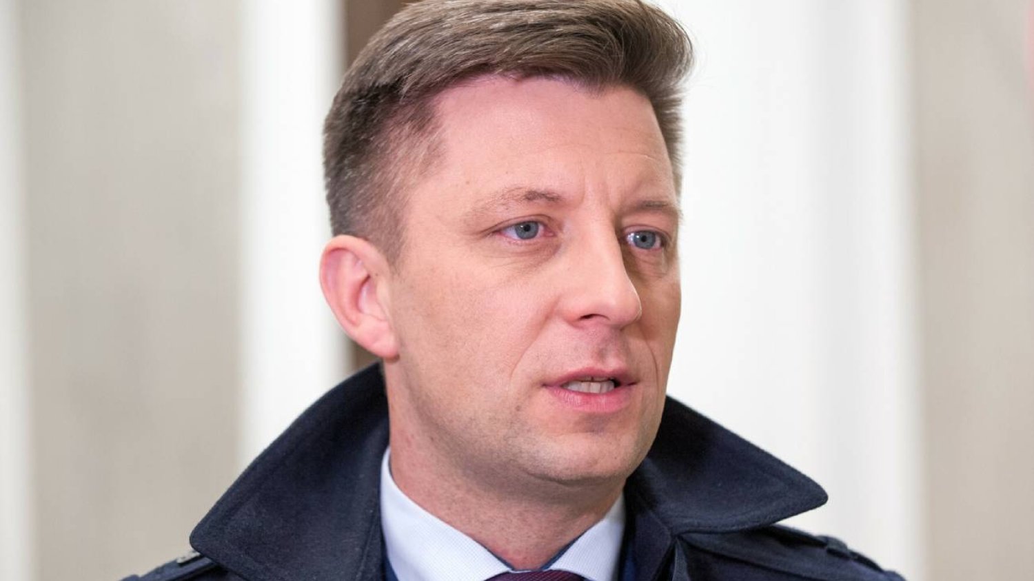 Szef KPRM Michał Dworczyk w jednym z wysłanych e-maili miał użyć dewizy hitlerowców z Waffen SS "Meine Ehre heißt Treue". Szef KPRM Michał Dworczyk w jednym z wysłanych e-maili miał użyć dewizy hitlerowców z Waffen SS: Meine Ehre heißt Treue.