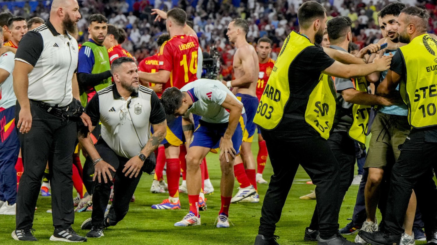 Alvaro Morata (w środku) trzyma się za nogę po tym, jak został "sfaulowany" przez ochroniarzy po meczu Hiszpania – Francja