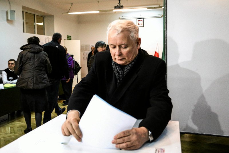 Prezes PiS Jarosław Kaczynski oddaje glos podczas wyborów samorządowych w 2014 roku