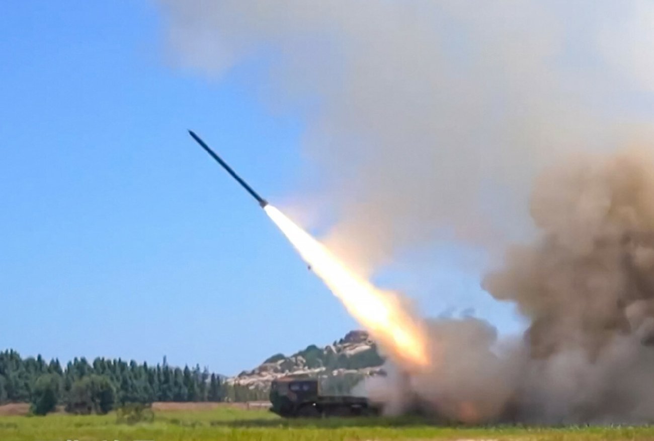 Korea Północna wystrzeliła pocisk nad Japonią. Tokio wydało pilny alarm