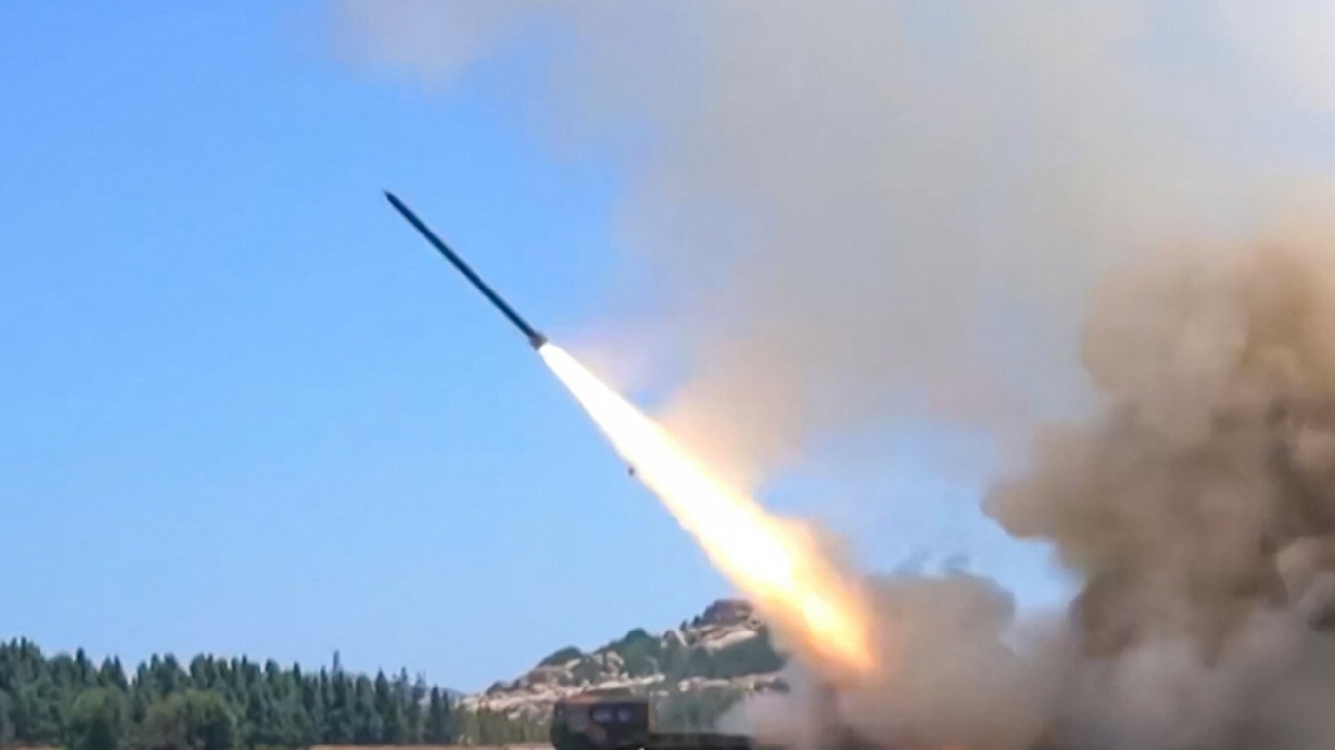 Korea Północna wystrzeliła pocisk nad Japonią. Tokio wydało pilny alarm