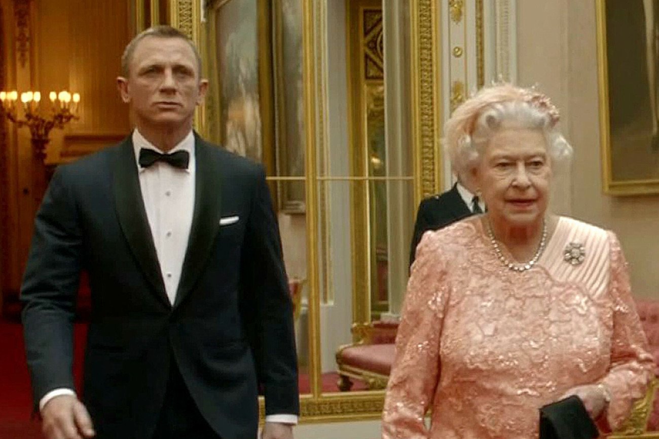 Królowa Elżbieta II w eskorcie Jamesa Bonda.