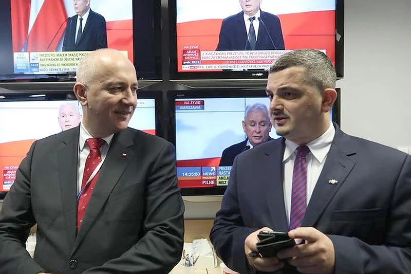 Krzysztof Sobolewski podał na Twitterze ile mandatów zdobyło każde ugrupowanie w Sejmie na prawie 12 godzin przed oficjalnymi wynikami PKW. Sobolewski to poseł-elekt PiS z Rzeszowa.