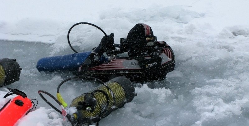 Kamil Iwankiewicz nurkujący w jeziorze North Chamlang