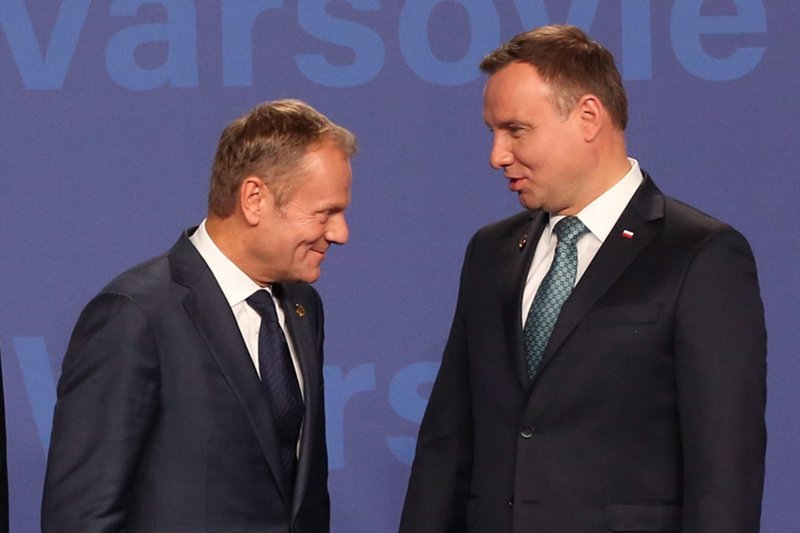 Andrzej Duda w najnowszym sondażu góruje nad Donaldem Tuskiem. Obecny prezydent odniósłby zwycięstwo w II turze wyborów.
