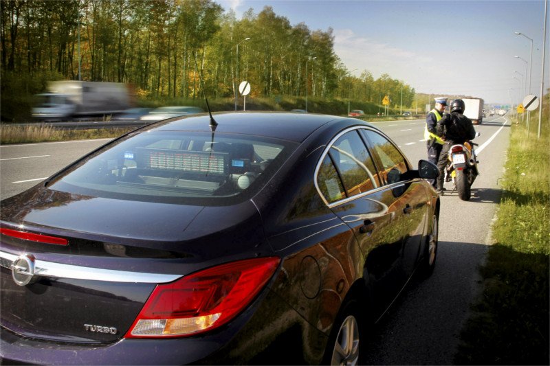 Policjanci ścigali policjanta-przebierańca, który grasował pod Grodziskiem Mazowieckim. Zmuszał inne samochody do zatrzymywania się, czym podpadł prawdziwym funkcjonariuszom.