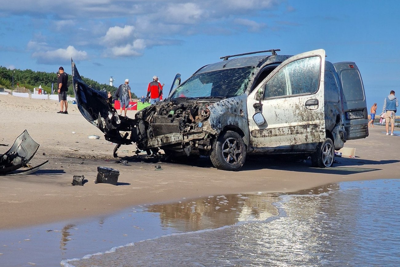 Nietypowy widok na plaży w Łebie. Kierowca rozbił samochód o falochron