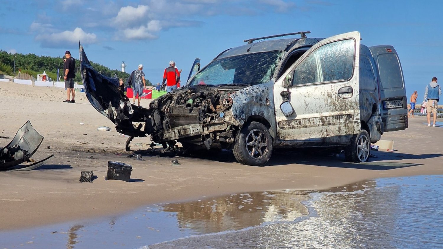 Nietypowy widok na plaży w Łebie. Kierowca rozbił samochód o falochron