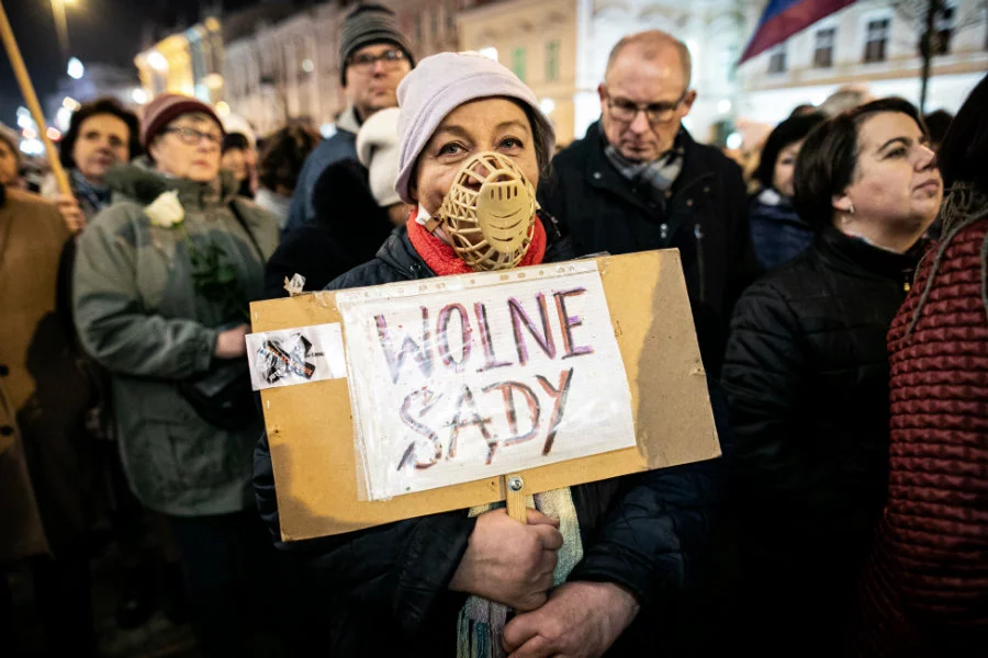 Duża część Polaków jest przeciwna zapisom ustawy represyjnej, ale również wielu nie ma zdania w tej sprawie.