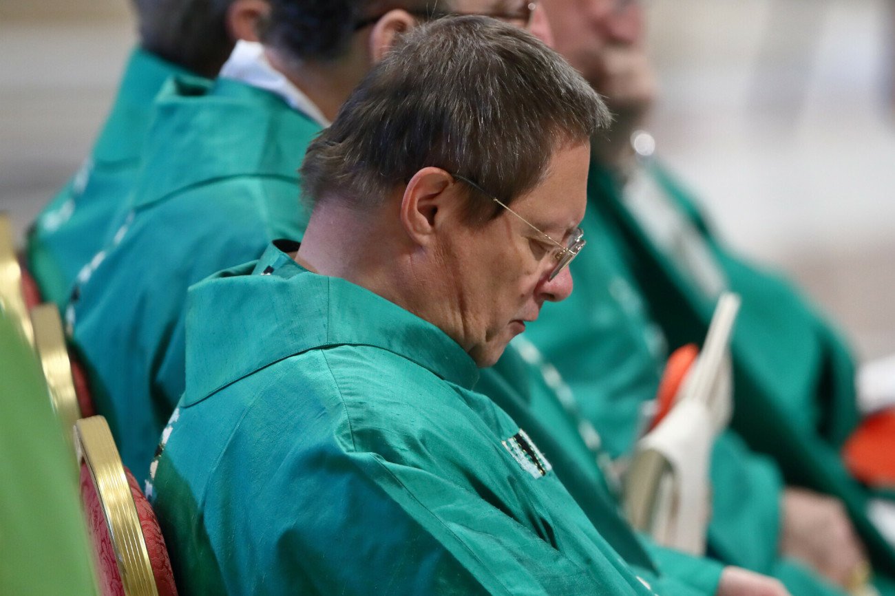 Grzegorz Braun odpalił gaśnicę w Sejmie. Kard. Grzegorz Ryś: "Jest mi wstyd"