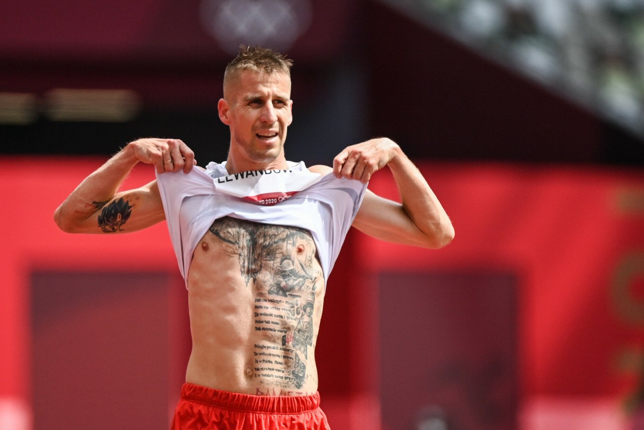 Marcin Lewandowski podczas igrzysk olimpijskich w Tokio musiał zejść z trasy biegu ze względu na kontuzję.