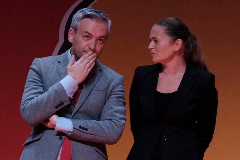 Barbara Nowacka wyciąga rękę do atakującego KO Roberta Biedronia.