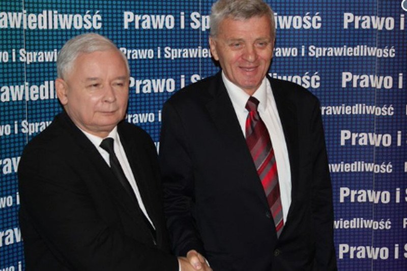 Senator Stanisław Kogut podobno był bardzo oddany Jarosławowi Kaczyńskiemu i nie raz gościł go w Nowym Sączu.