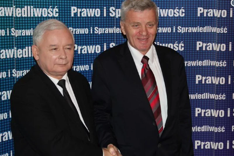 Senator Stanisław Kogut podobno był bardzo oddany Jarosławowi Kaczyńskiemu i nie raz gościł go w Nowym Sączu.