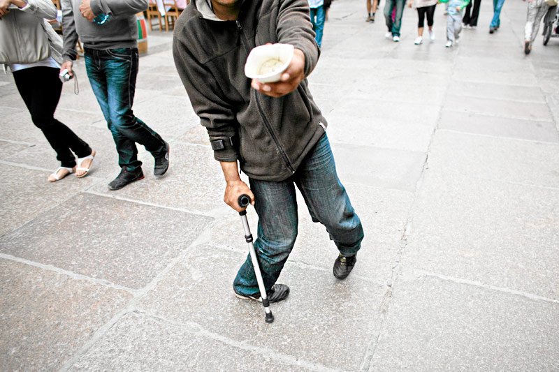 Na ulicach nie brakuje ludzi naprawdę biednych. Wielu jest jednak i takich, którzy w ten sposób po prostu zarabiają. A ich zarobki są godne pozazdroszczenia...