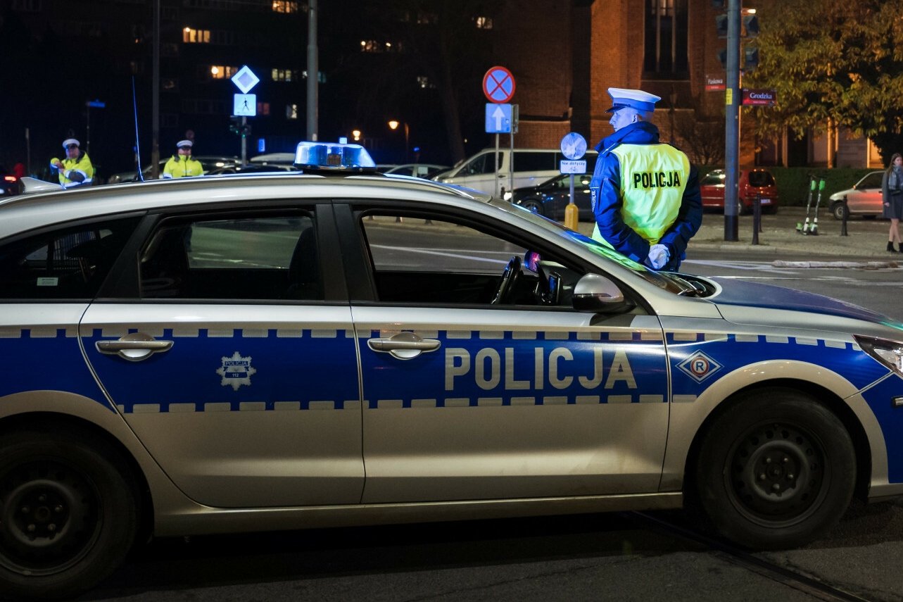 Andrychów. 2,5-latka bez opieki chodziła po nocy na osiedlu.