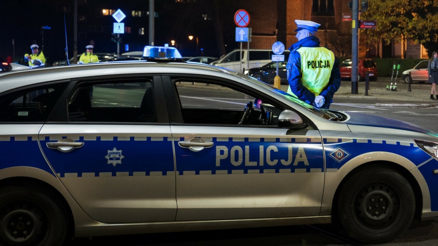 Andrychów. 2,5-latka bez opieki chodziła po nocy na osiedlu.