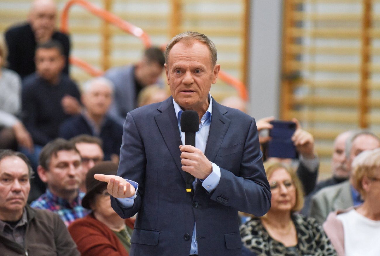 Donald Tusk ma coraz mniej czasu. PO mobilizuje ludzi do pilnowania wyborów.