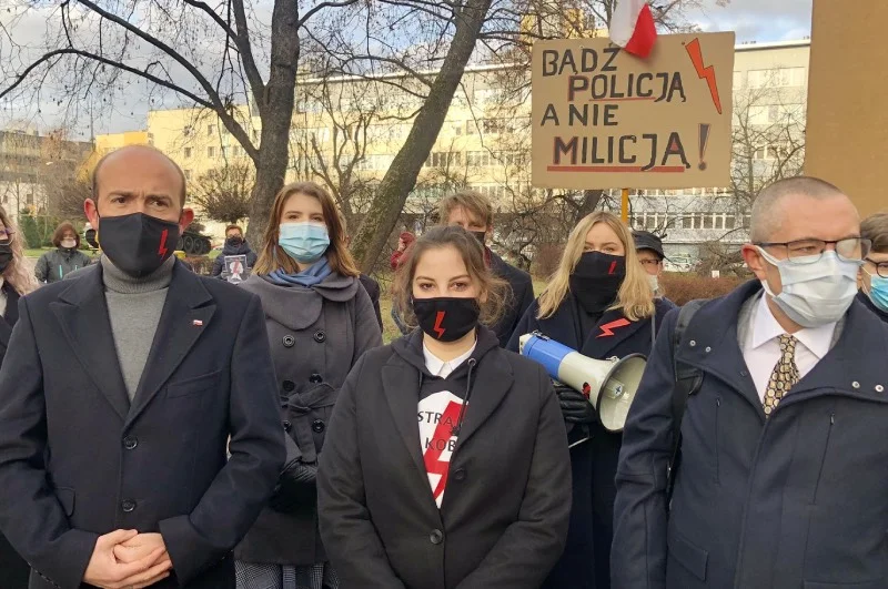 Strajk Kobiet. Gliwice: Budka na proteście solidarnościowym.